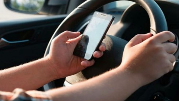 Celular tem feito motorista brasileiro dirigir de “olhos vendados”