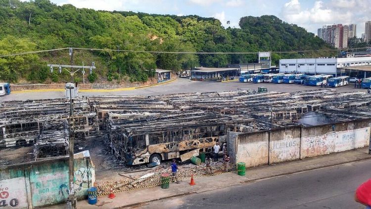 Prejuízo causado por incêndio chega a R$ 12 milhões; ônibus não tinham seguro