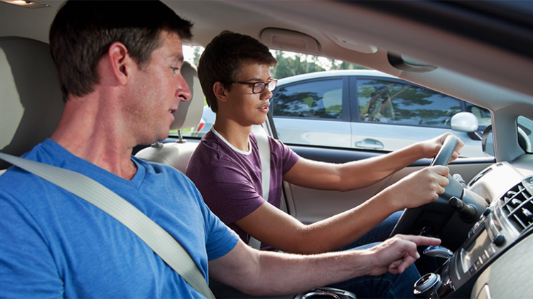 Pais podem ajudar a reduzir o número de acidentes no trânsito causados por jovens