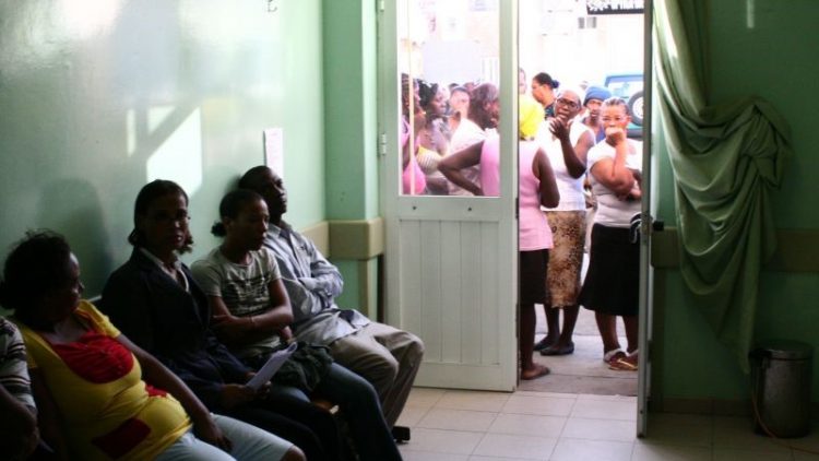 Governo quer envolver seguradoras na solução para transporte de doentes em Cabo Verde