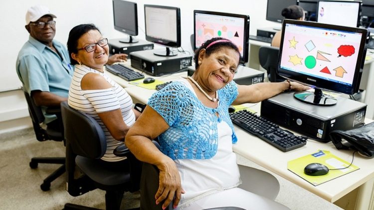 Programa de Informática da ABA promove inclusão digital de 3.700 adultos da Comunidade Santa Rita