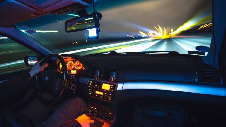 Motorista que dirige em alta velocidade pode perder o seguro em caso de acidentes