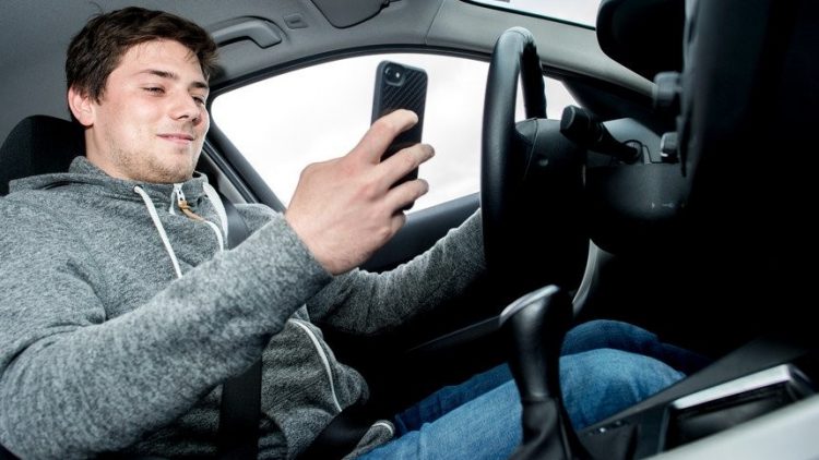 Mais de 70% dos portugueses utilizam o telemóvel durante a condução, diz estudo