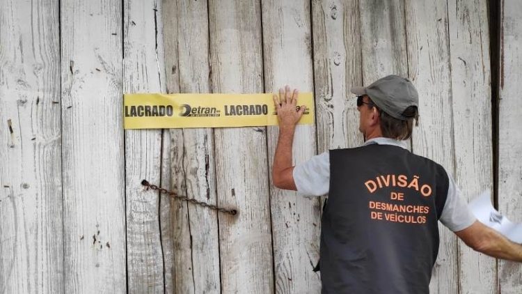 Operação Desmanche localiza depósito irregular na principal avenida de Capão da Canoa
