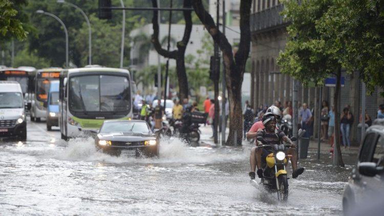 Chuvas trazem riscos aos motociclistas
