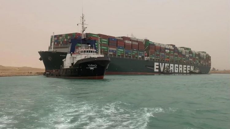 Navio encalhado no Canal do Suez causa milhões de perdas a seguradoras