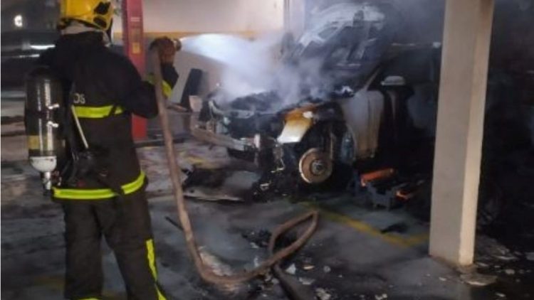 Carro de luxo pega fogo, causa prejuízo de R$ 150 mil e caso abre alerta para necessidade de seguro