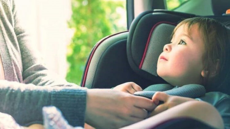 Como manter a segurança das crianças em veículos