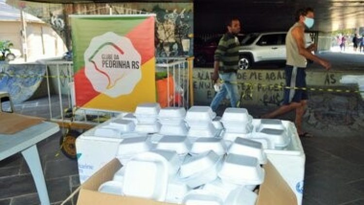 Clube da Pedrinha participa de ação que entrega comida para moradores de rua na capital