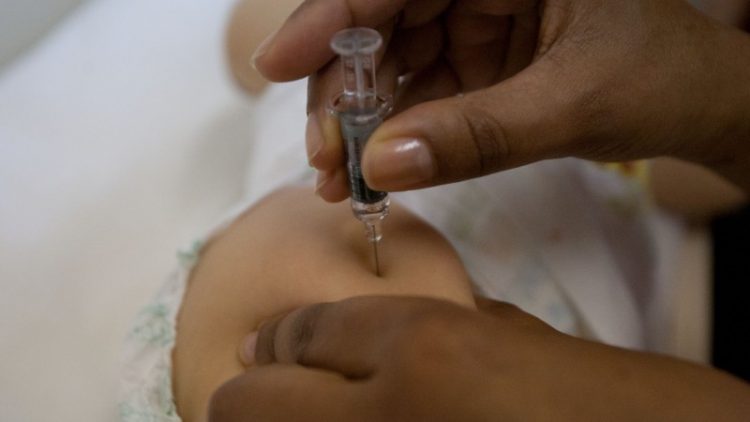 Sem vacinação, sarampo pode causar até três mortes a cada mil casos em crianças