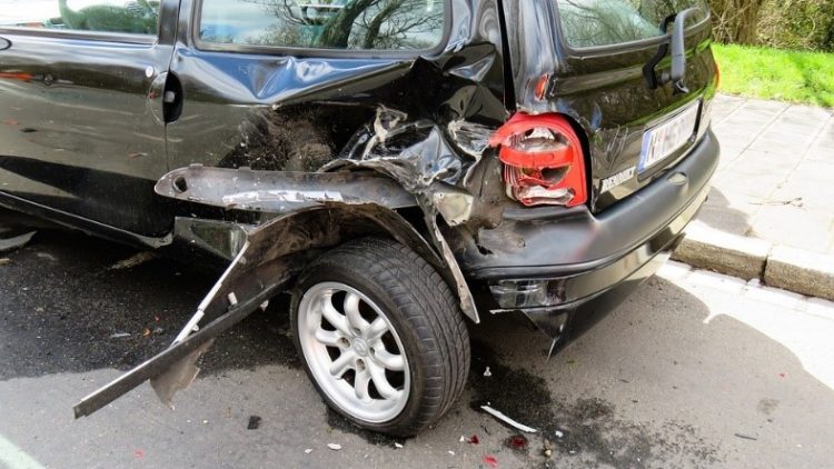 Os motivos para seguradoras não indenizarem em casos de batida de carros