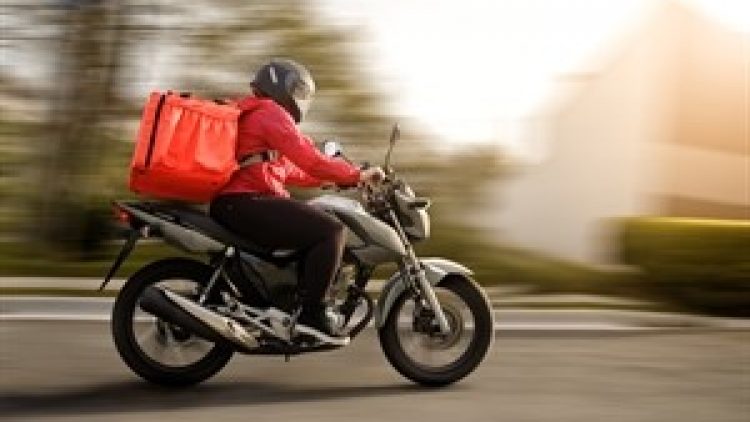 Aumento da gasolina faz pedidos por habilitações para motociclistas ao Detran crescerem em março