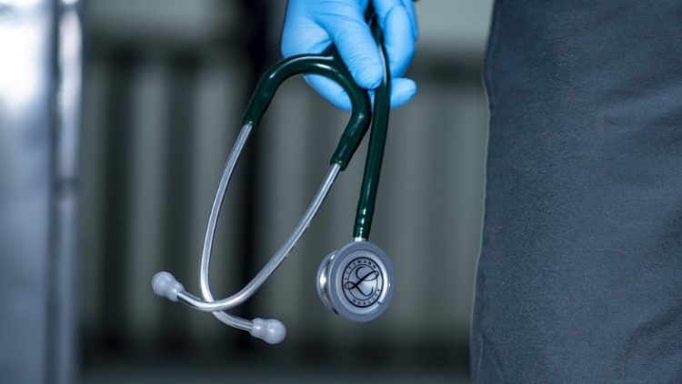 Médico é condenado a indenizar paciente em R$ 100 mil por erro; Seguro RCP poderia arcar com gastos