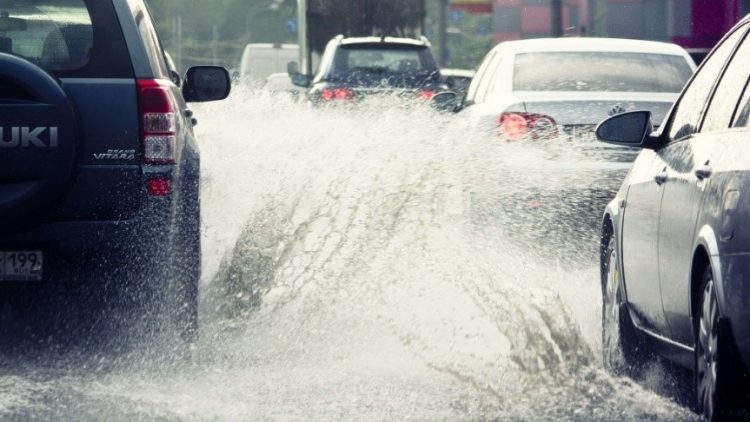 Saiba o que fazer com o carro em enchentes e alagamentos