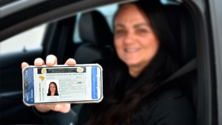 Dois terços dos condutores gaúchos já usam a carteira de habilitação no celular